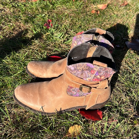 Women’s leather ankle Booties. - Picture 4 of 11